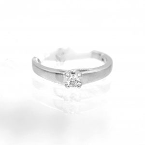 14k White Gold Ring With Diamond